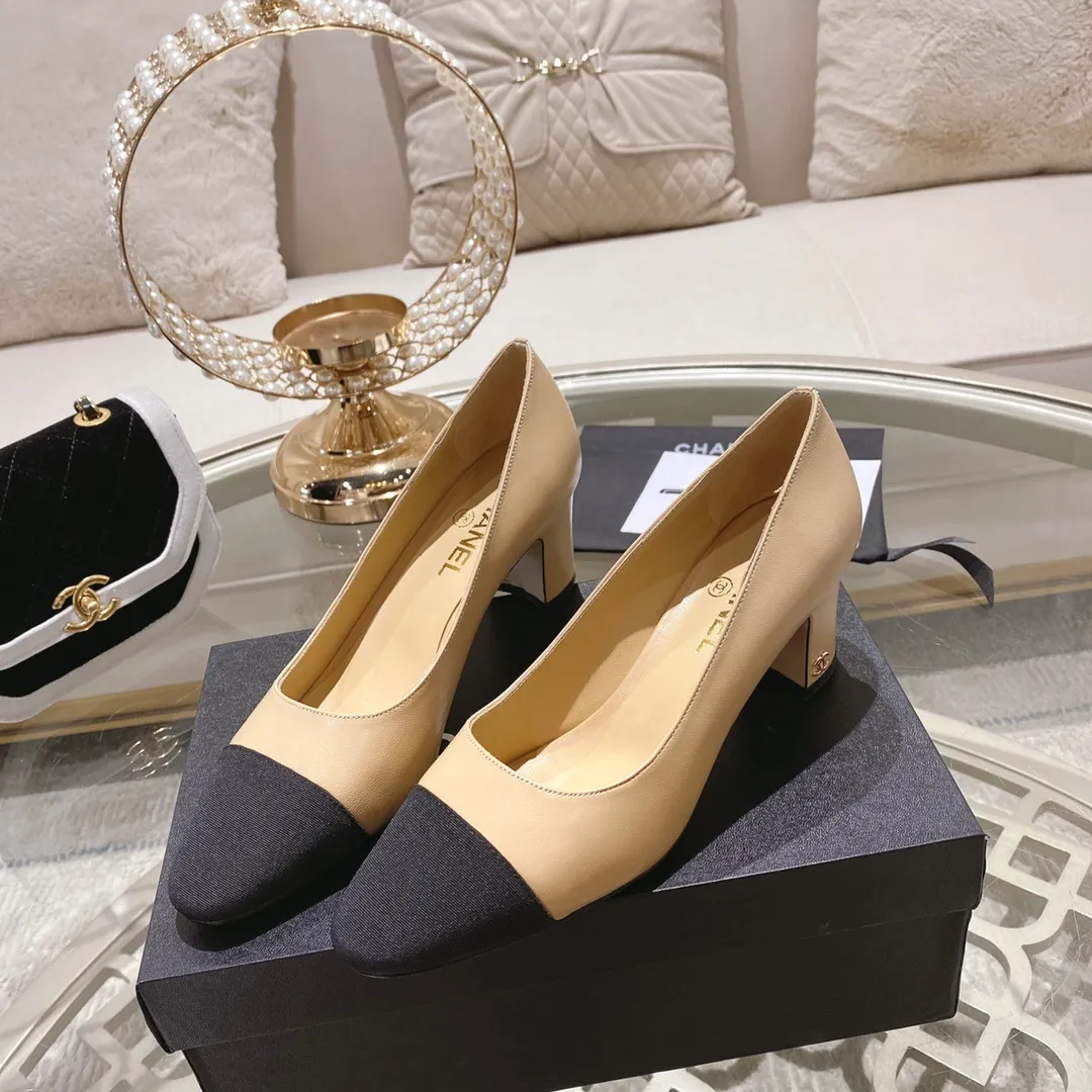 👟👟Ex-factory price 440👟👟 Chanel - Spring and summer classic color-blocked thick heel single shoes ⚠ Fashionable catwalk style ❤ Mixed splicing colors, empty toe style on the inside, 2.5cm thick heel with small logo embellishment, a fashionable interpretation! How to match the series to look good! Original customized wood-colored genuine leather outsole, imported sheepskin surface, goatskin lining for feet... 34-40 regular size (41.42.43 custom-made, non-returnable) 🎁Latest full set of packaging at the counter